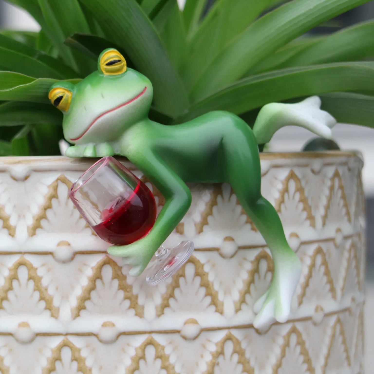 A delightful green frog and wi - Terrarium Glass Bottle recension och pris